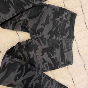 Black camo Levi’s